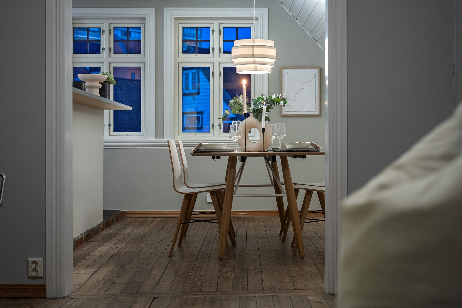 Det er loftluke i gangen i 2.eatsje med plass til masse oppbevaring. Galleribilde