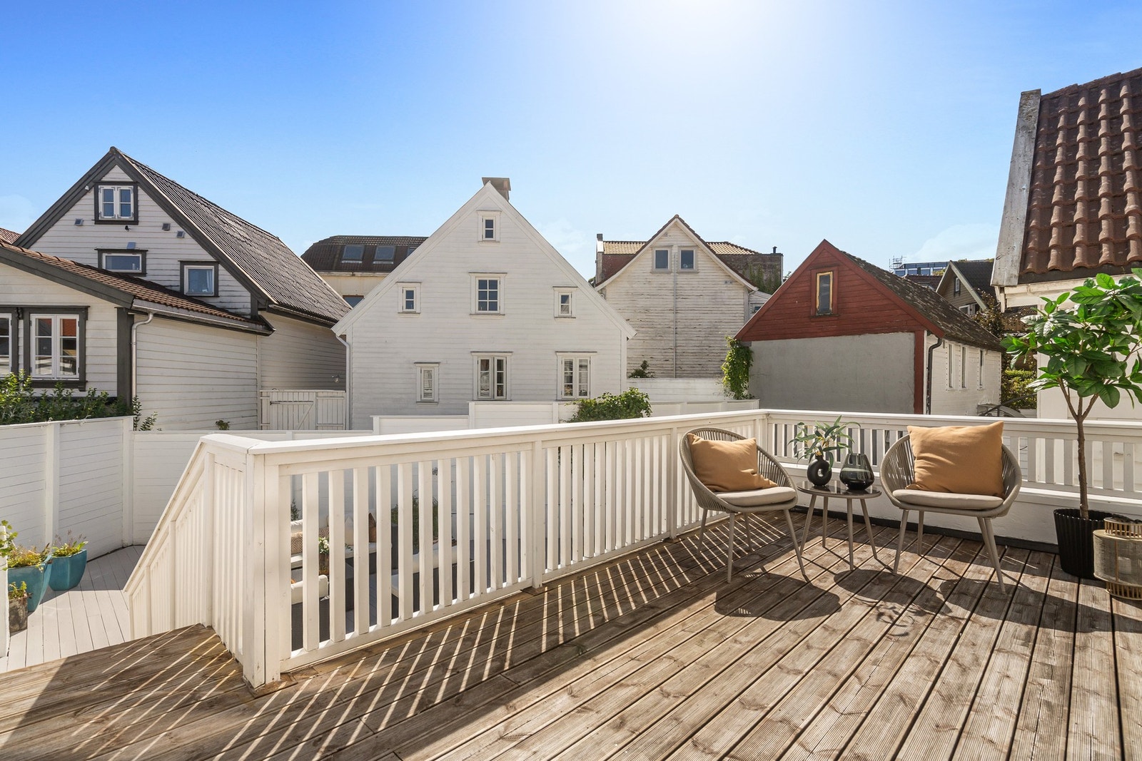 Utrolig hyggelig balkong, med trapp med til terrassen. Galleribilde