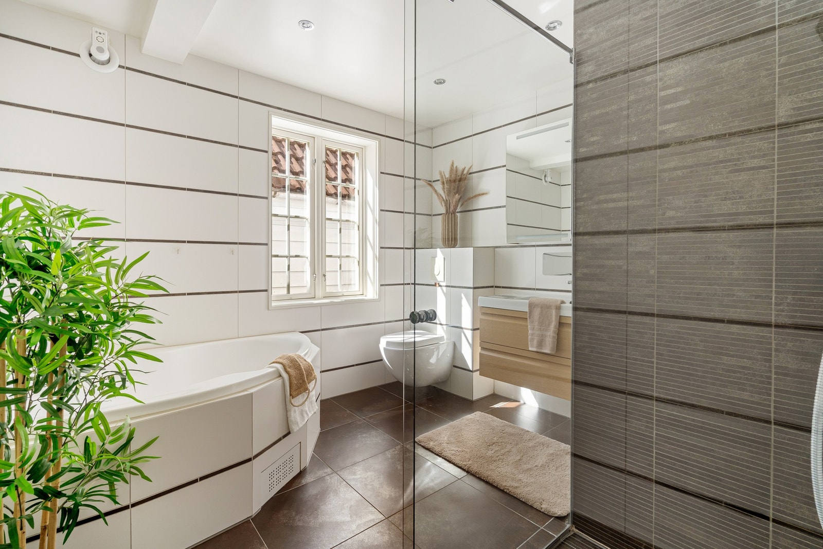 Det er både badekar og dusjnisje på badet. Galleribilde
