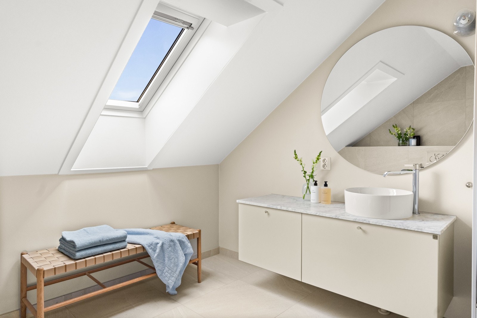 Delikat utformet og lyst baderom av god størrelse, nytt fra 2021 Galleribilde