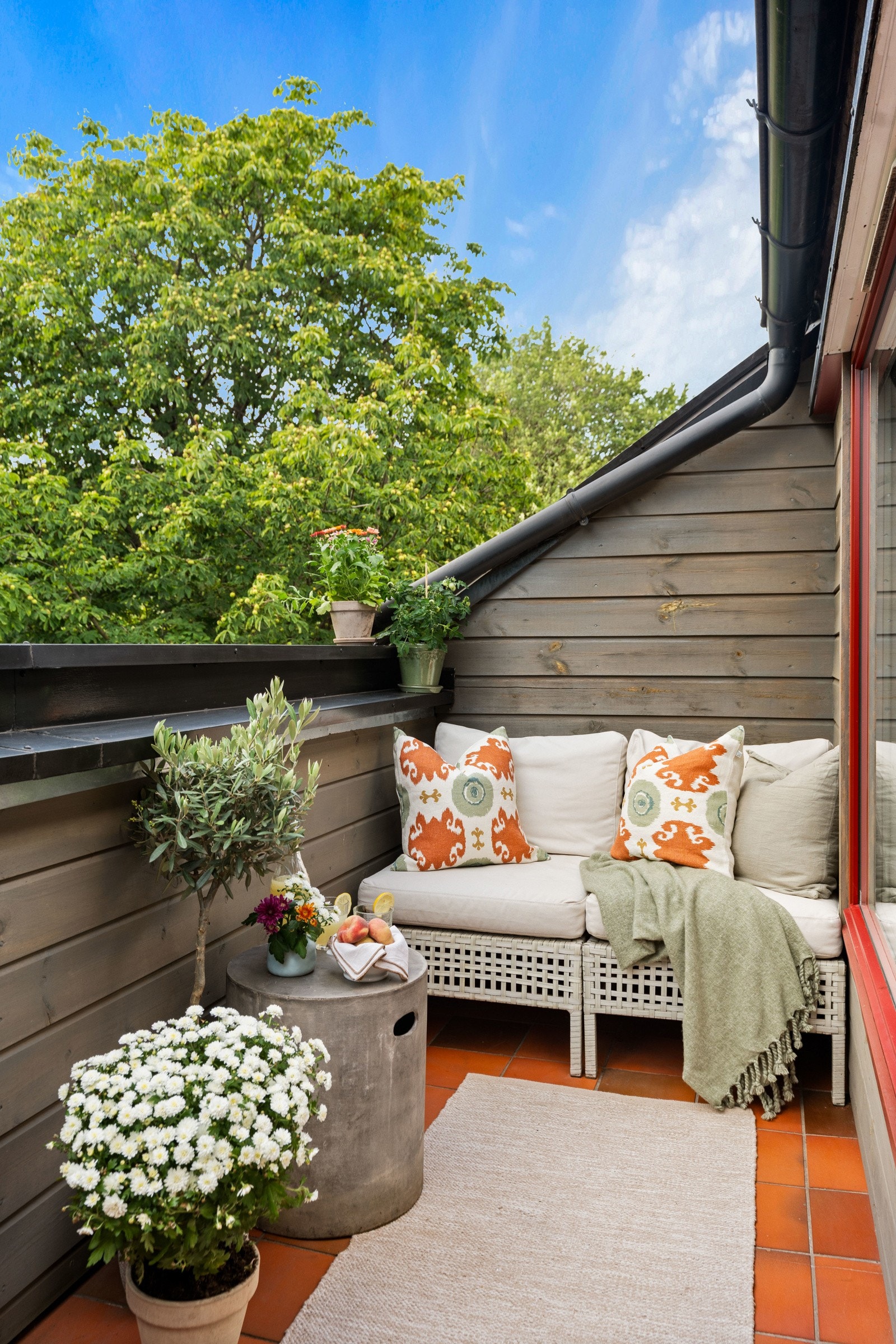 Fra stuen er det utgang til en fantastisk og usjenert terrasse på 5 kvm! Galleribilde