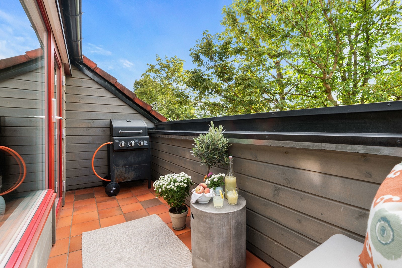 Her er det god plass til sittegruppe og grill, med et nydelig utsyn mot Bjølsenparken. Galleribilde