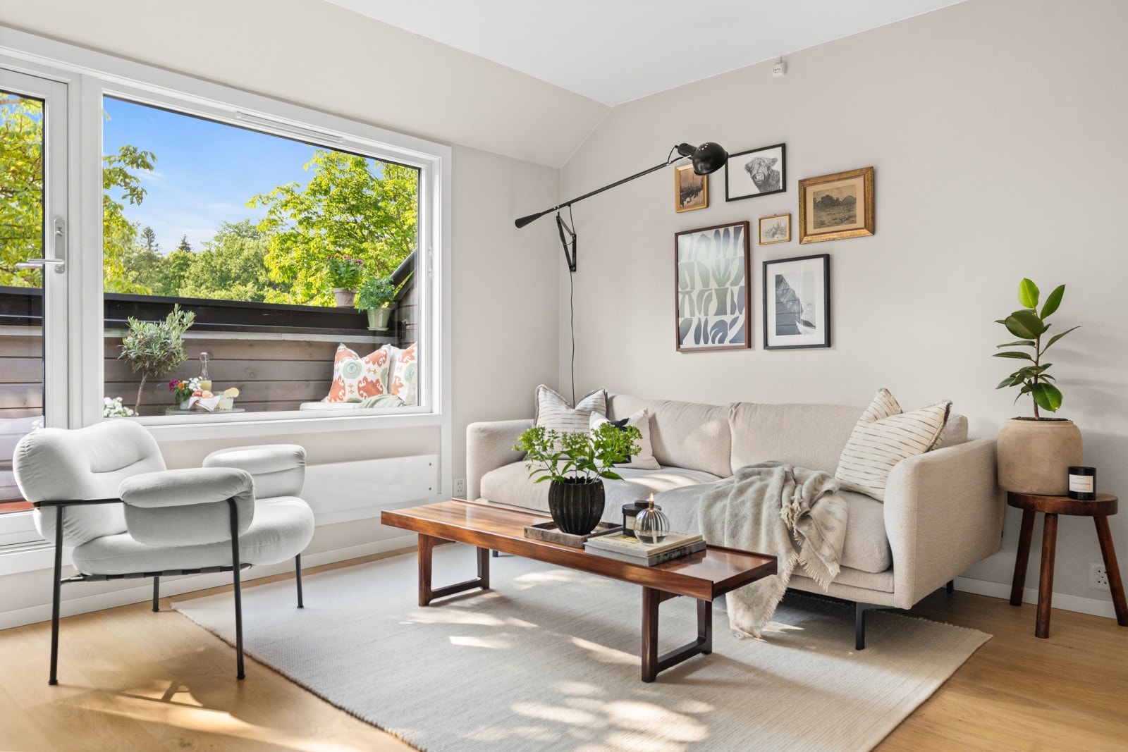 Velkommen til Bjølsengata 5 - en særdeles gjennomført og romslig toppleilighet, som er grundig oppusset fra 2021-2022! Galleribilde