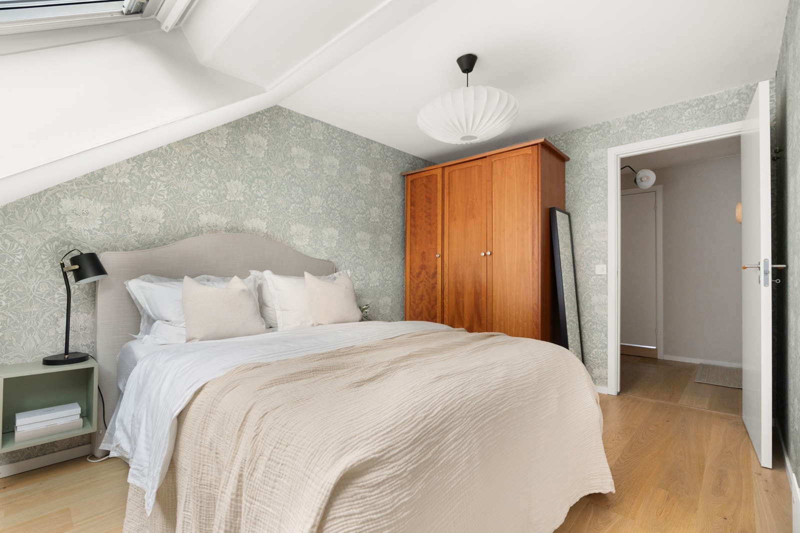 Veggene er tapetsert i en nydelig og tidløs tapet Galleribilde