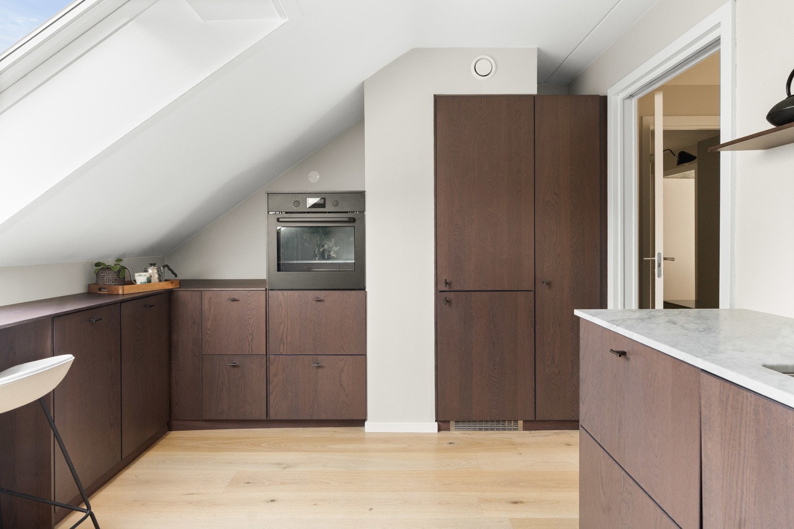 De integrerte hvitevarene er fra IKEA, og består av kjøleskap/ fryser, komfyr, platetopp og oppvaskmaskin. Galleribilde