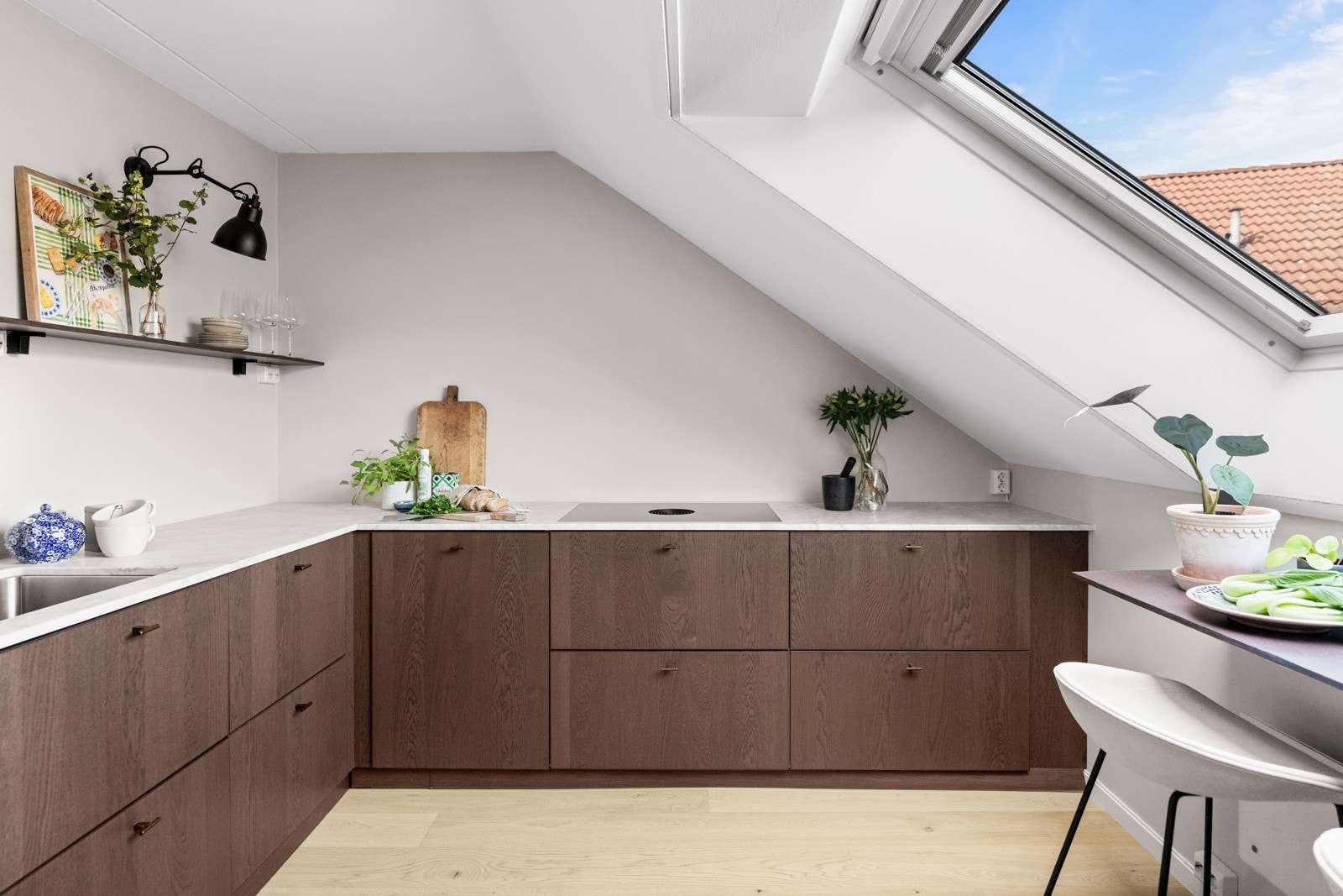 Kjøkkenet er svært lekkert uført med glatte fronter, og byr på rikelig med skap- og benkeplass. Galleribilde