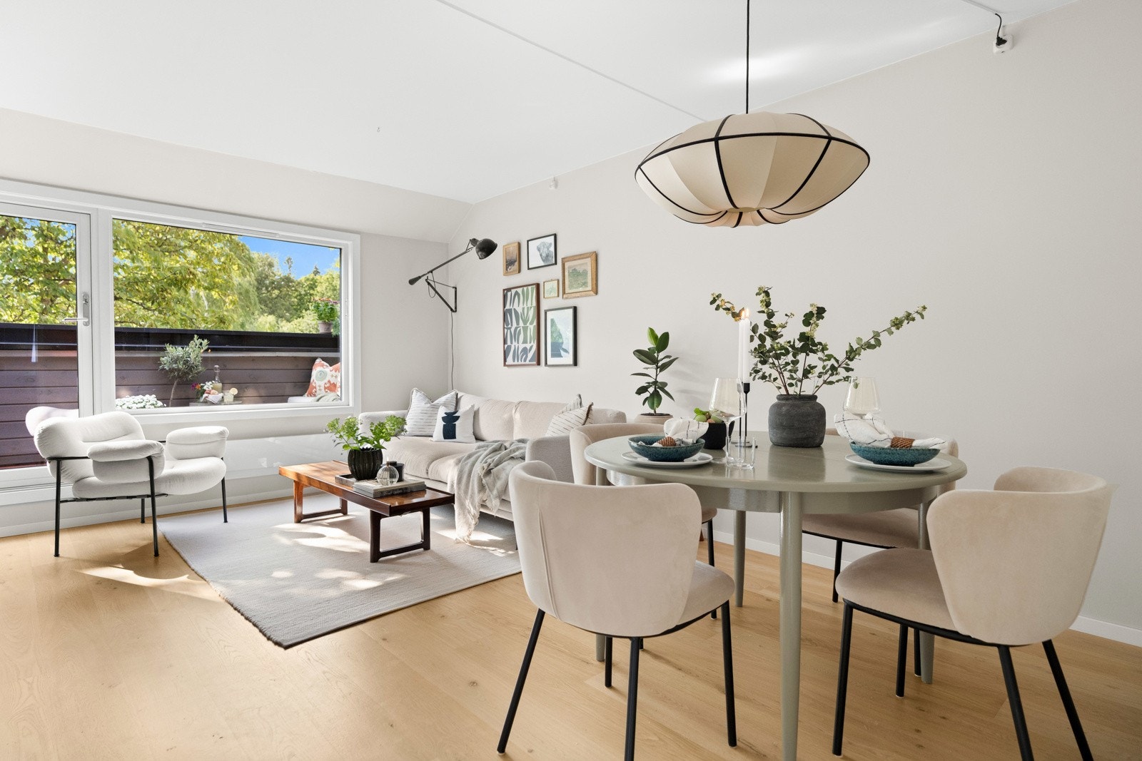 Det store vinduet og balkongdøren ut til terrassen sørger for godt med lysinnslipp og grønt, herlig utsyn. Galleribilde