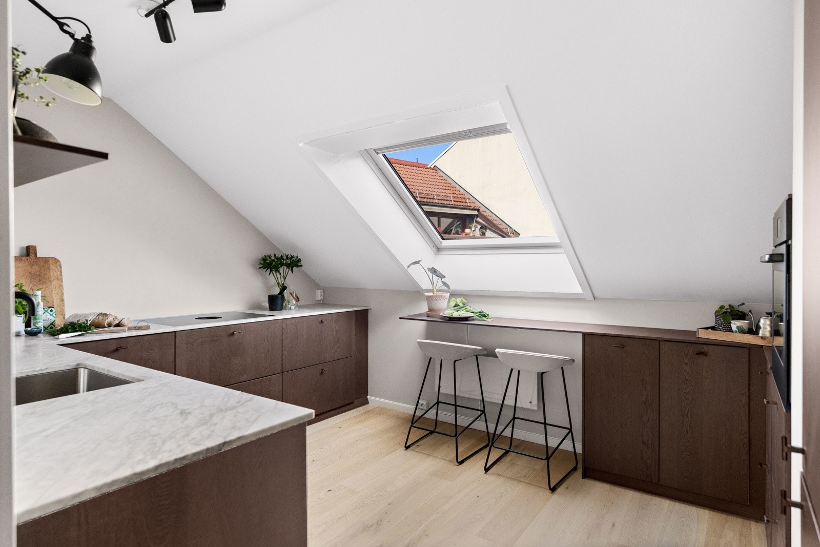 Forlenget benkeplass under vinduet gir muligheten til en hyggelig barløsning. Galleribilde