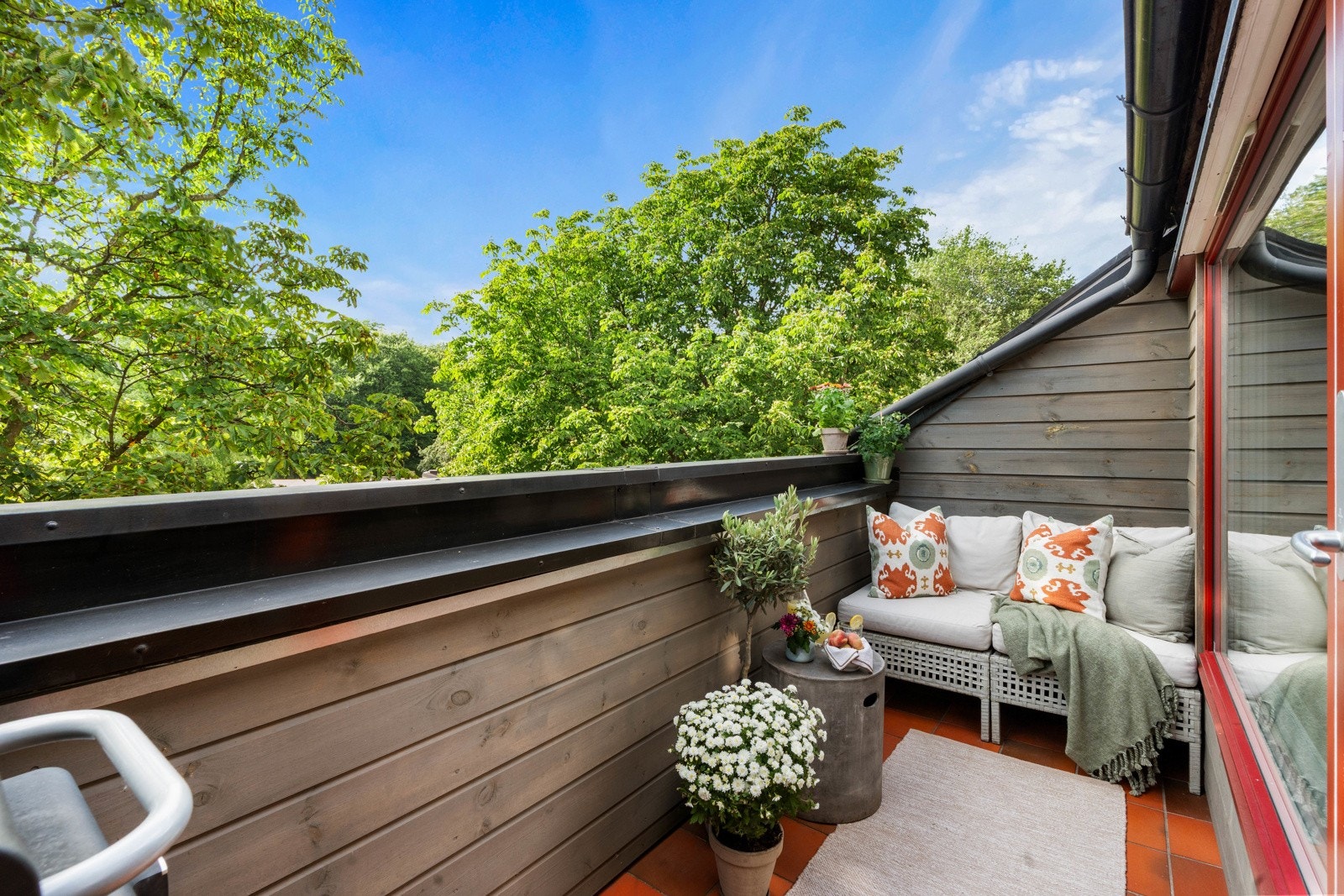 En fantastisk, usjenert terrasse vendt mot Bjølsenparken! Galleribilde