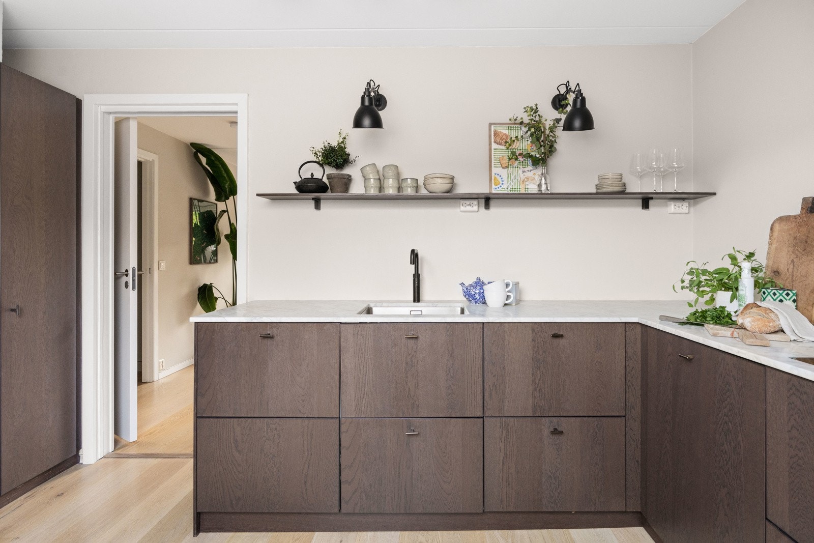 Kjøkkenet fremstår romslig, med mye naturlig lys fra takvindu. Galleribilde