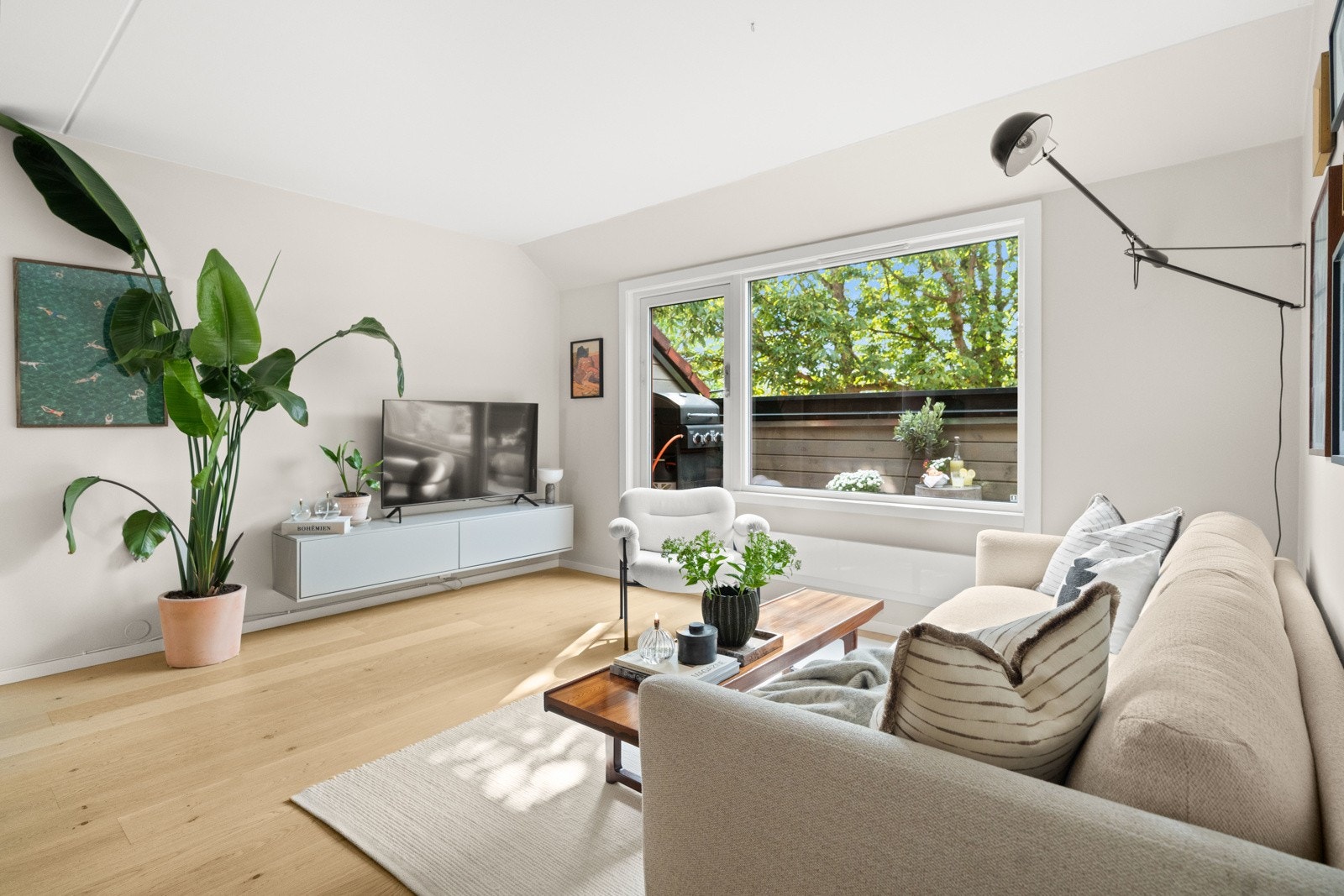 Boligen har en gjennomgående planløsning med 62m² gulvareal, og byr på en behagelig kombinasjon av både funksjonalitet og estetikk! Galleribilde