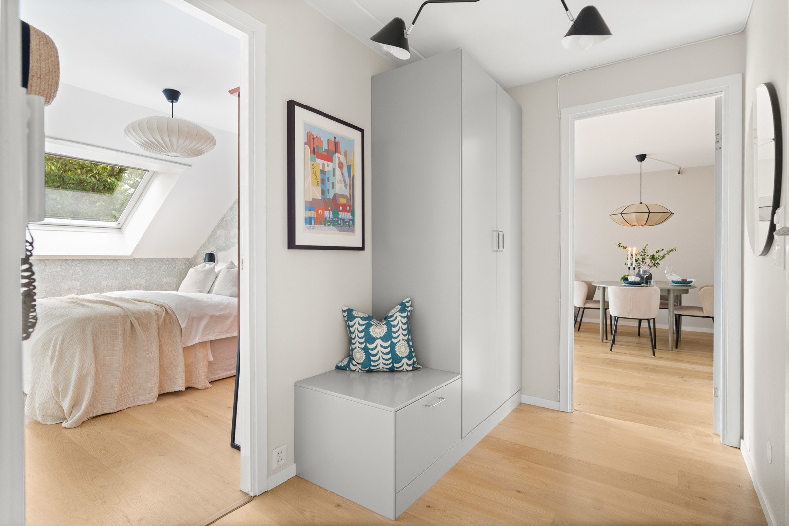 Meget innbydende entré med garderobeskap og skuff til oppbevaring. Dør-callinganlegg Galleribilde