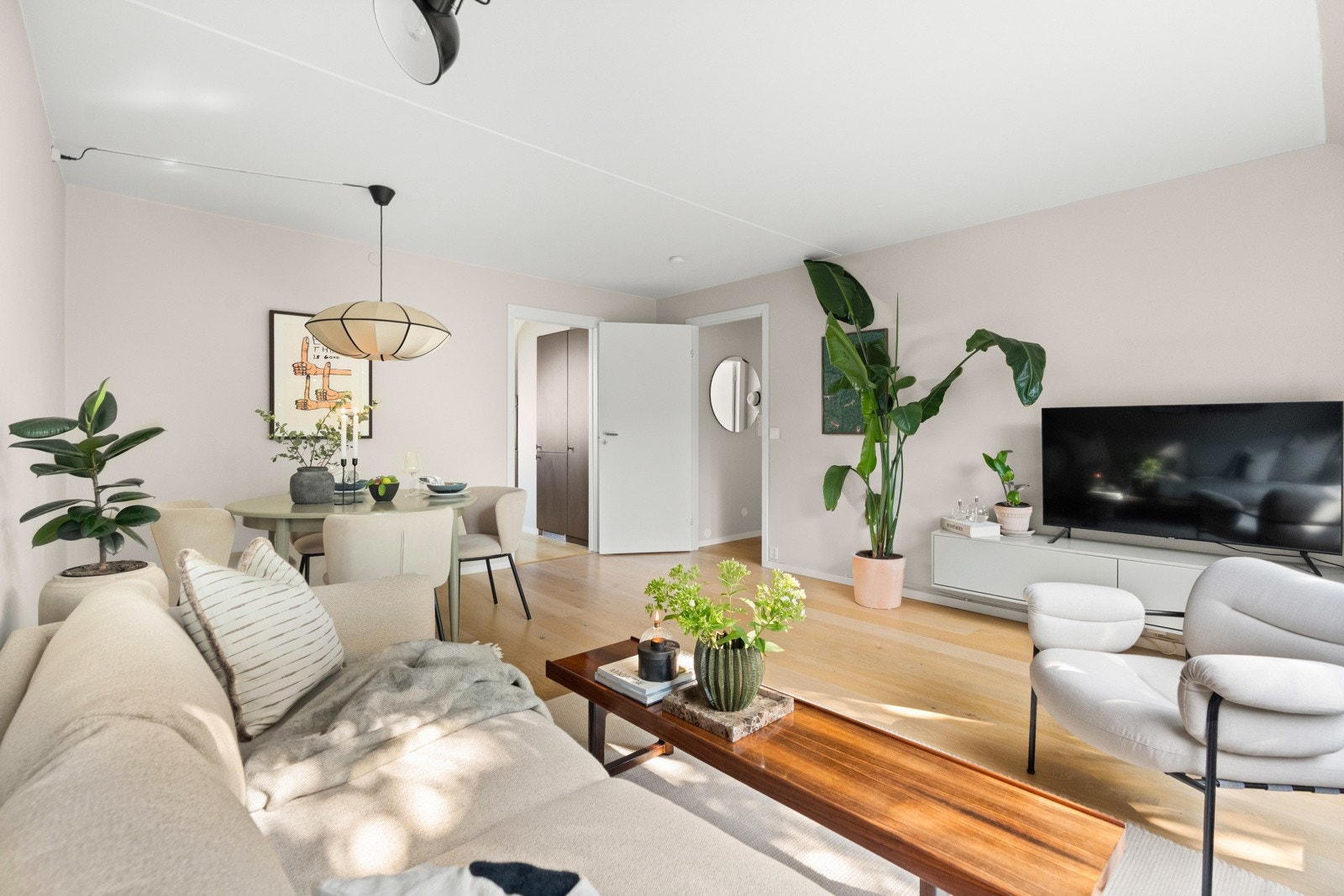 Stuen fremstår lys og romslig, og byr på god plass til sofaseksjon og spiseplass. Galleribilde