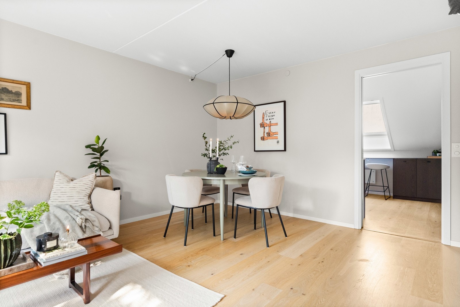 Boligen har nye panelovner fra Adax i 2021, samt nye innerdører. Galleribilde