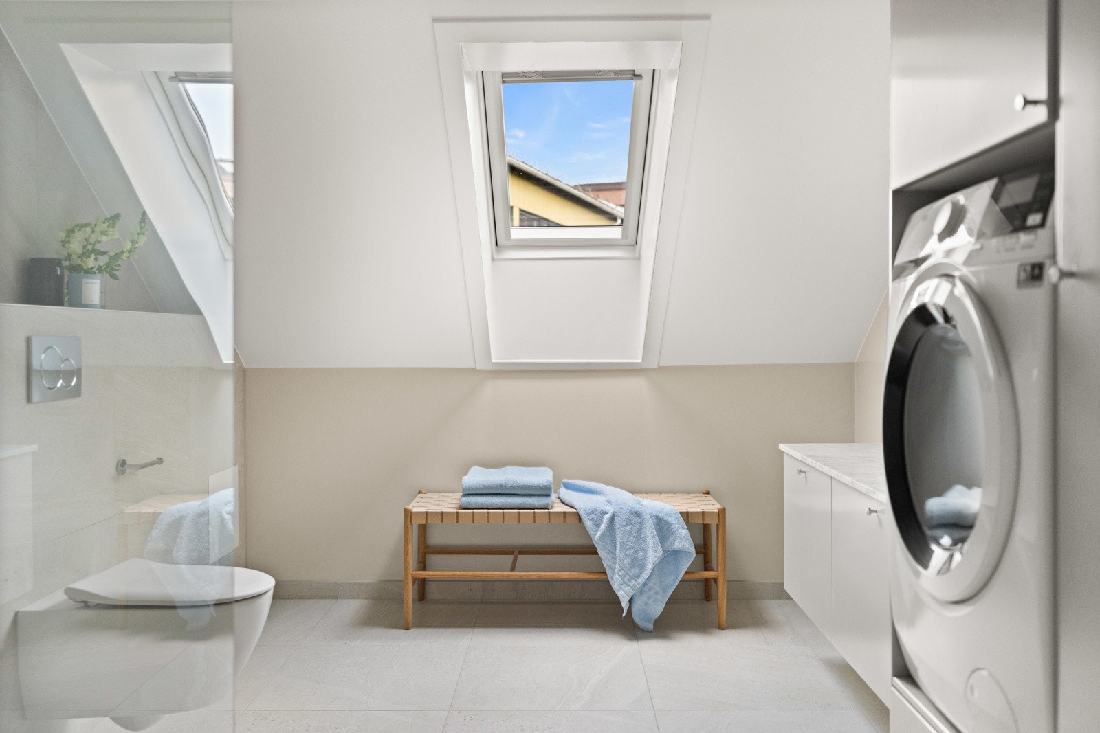 Lekre fliser på gulv, samt delvis fliser og malte plater på vegger. Det er mekanisk avtrekk som ventilasjon. Galleribilde