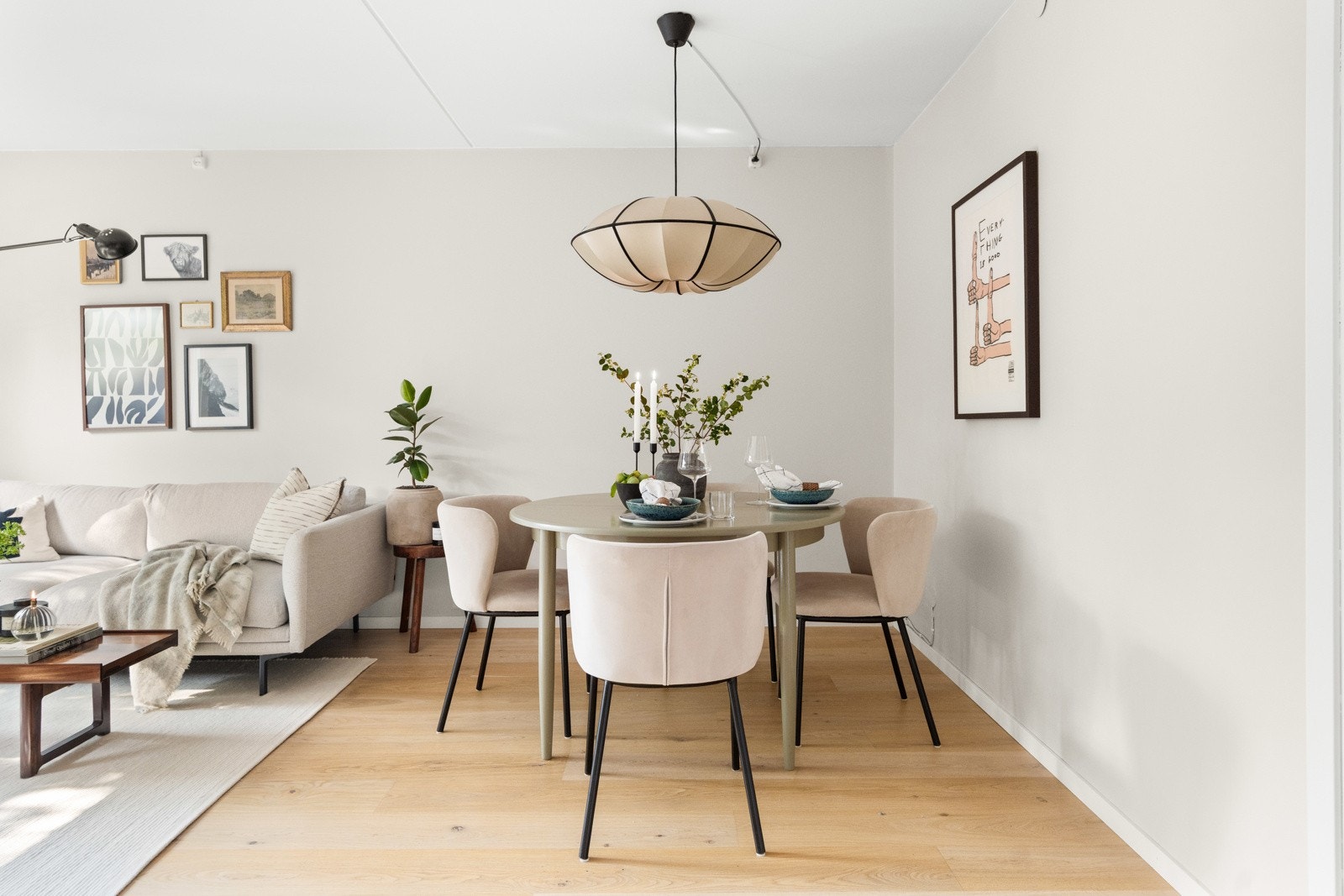 God sone til spisebord. Galleribilde