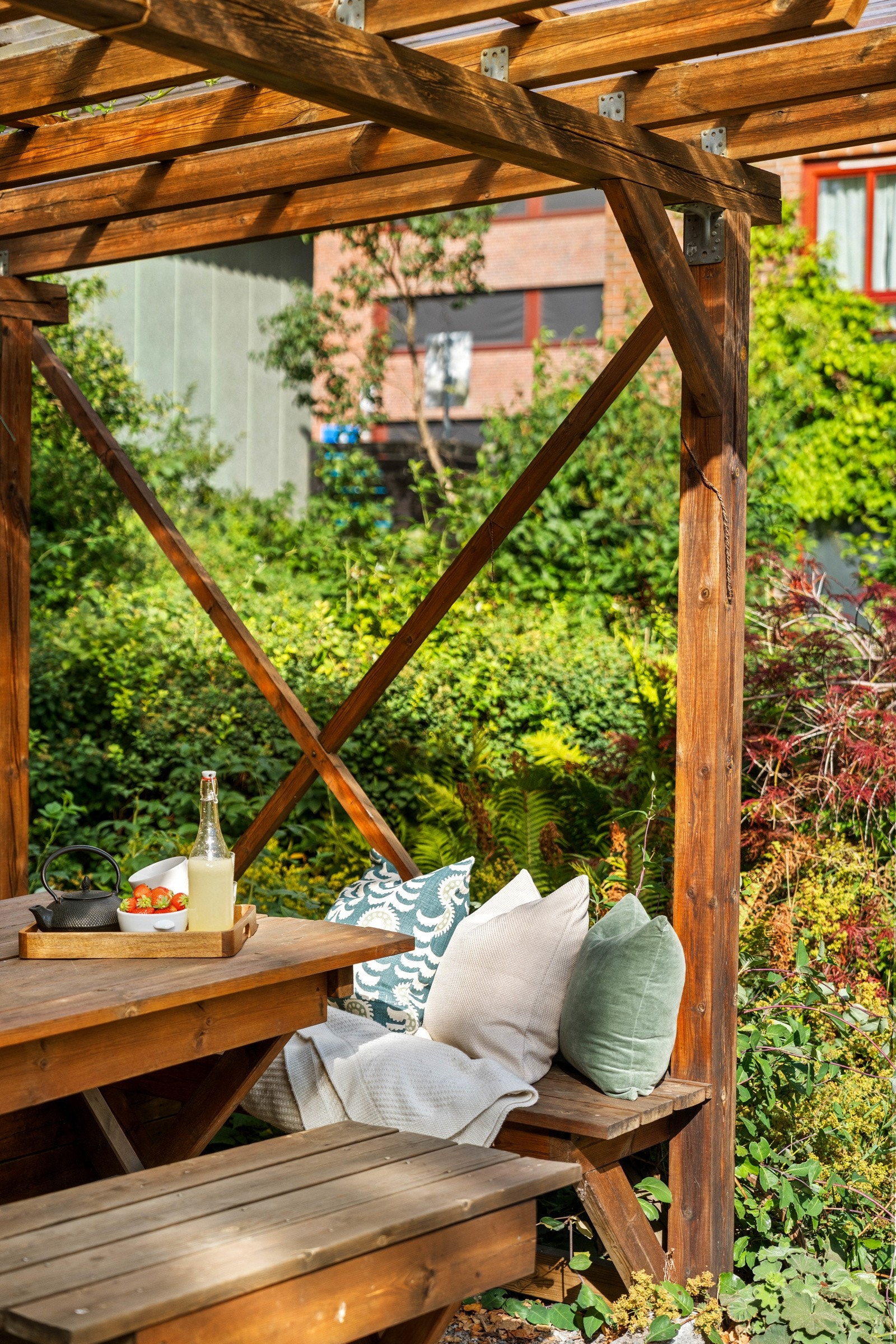 Fellesarealene byr på flere sittegrupper i idyllisk landskap! Borettslaget har et eget Grøntutvalg. Galleribilde