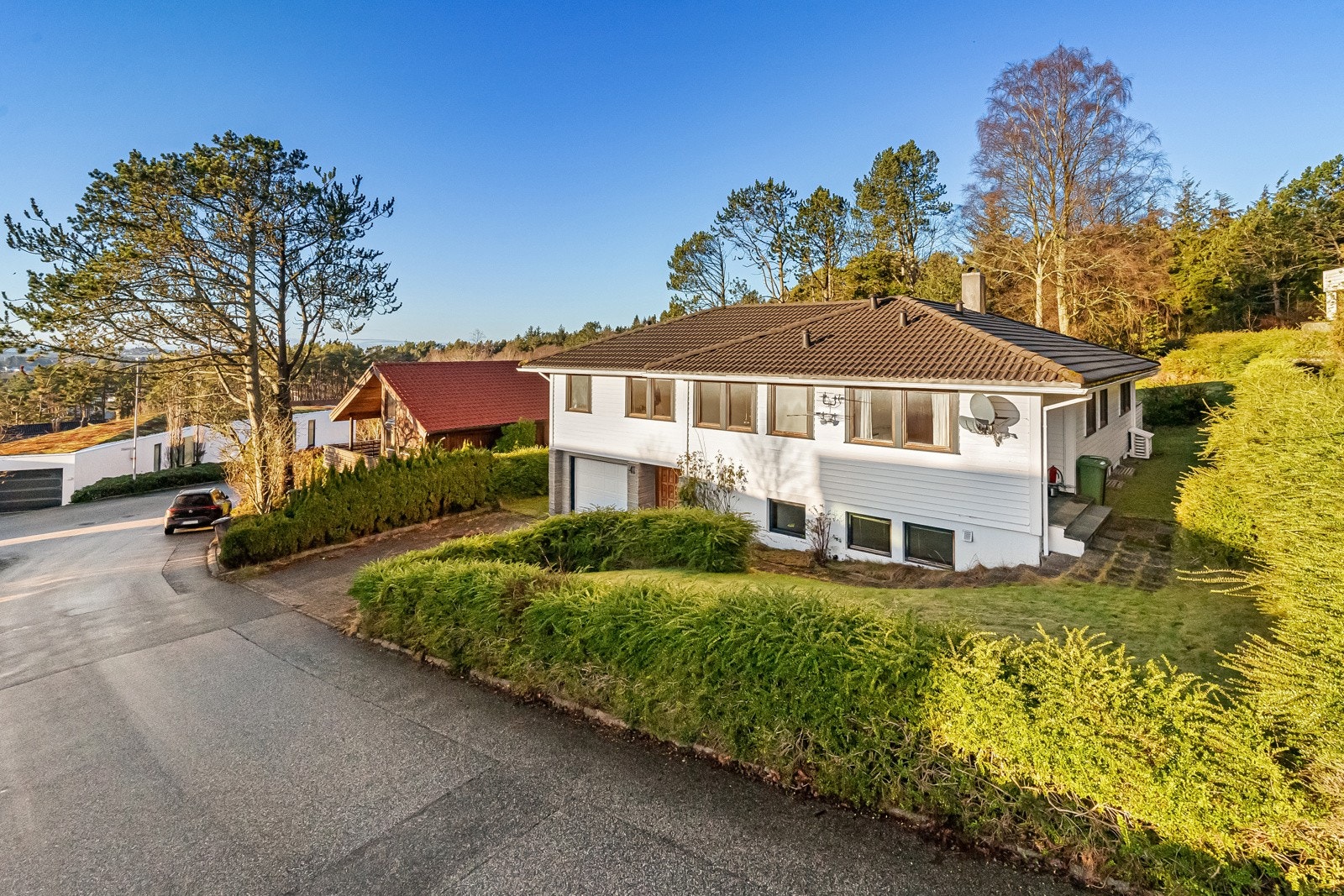 Velkommen til Markveien 41 på Hinna. En romslig enebolig med solrik beliggenhet og frodig hage Galleribilde