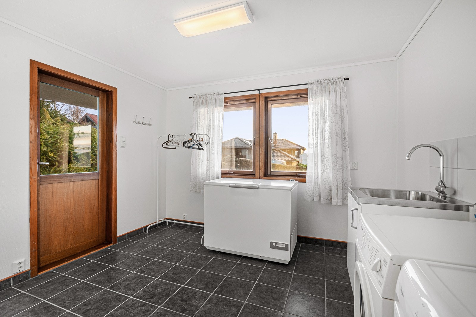 Romslig vaskerom med egen bi inngnag Galleribilde