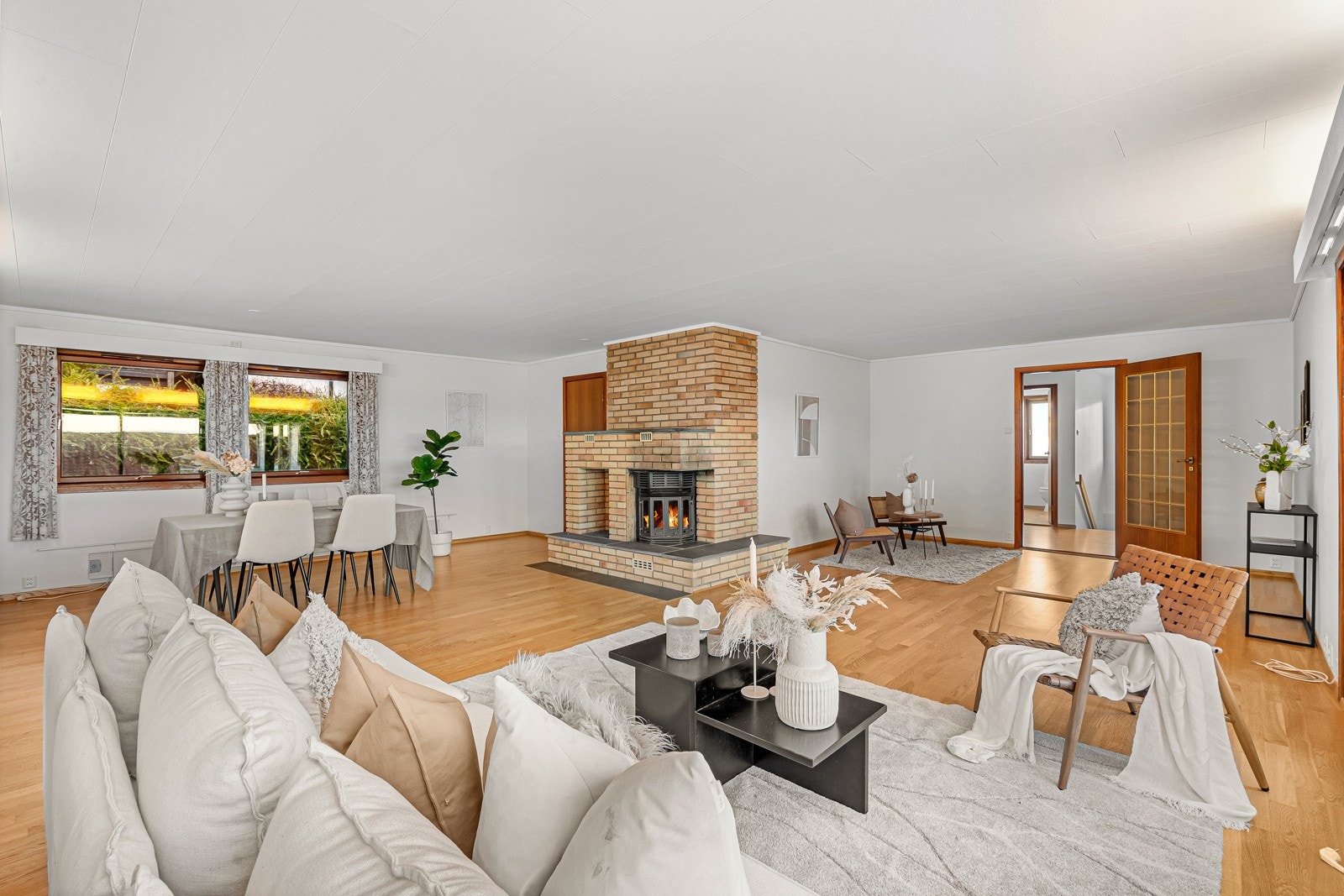 Koselig peis skaper varme og hygge på kjølige dager. Det er også luft til luft varmepumpe i begge etasjene. Galleribilde