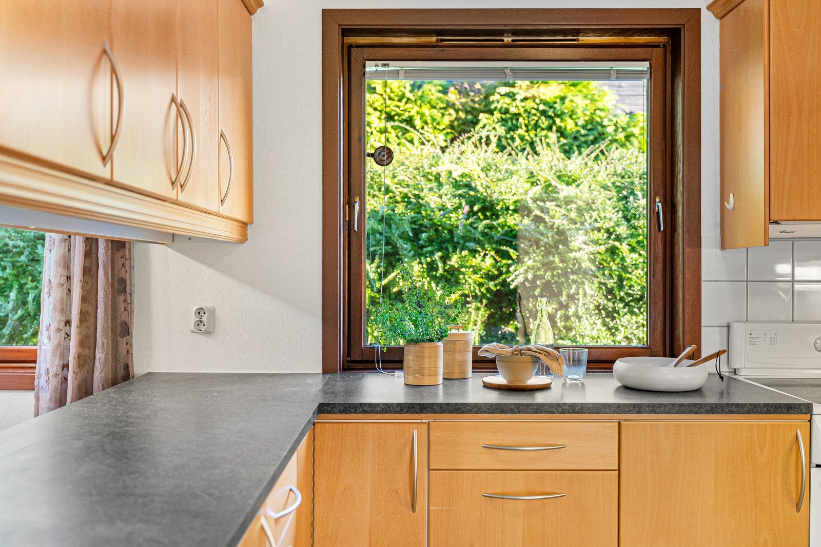 God skapplass og utsikt mot hagen Galleribilde