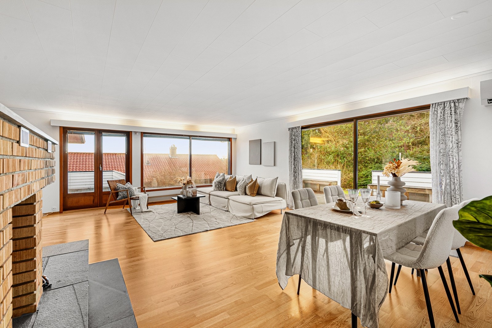 Åpen stue- og spiseplass med direkte utgang til terrasse Galleribilde