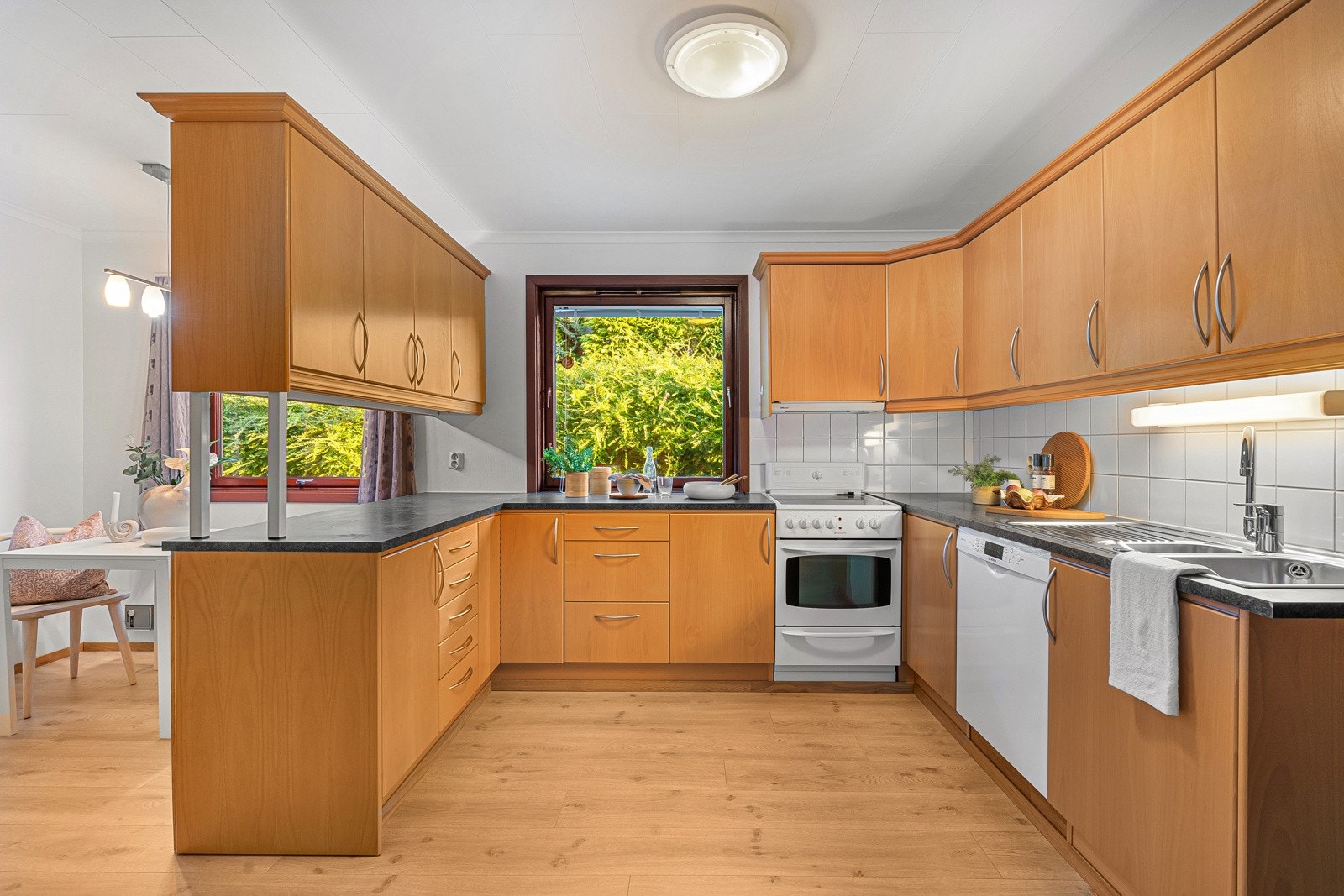 Funksjonelt kjøkken med god benkeplass og naturlig lys Galleribilde