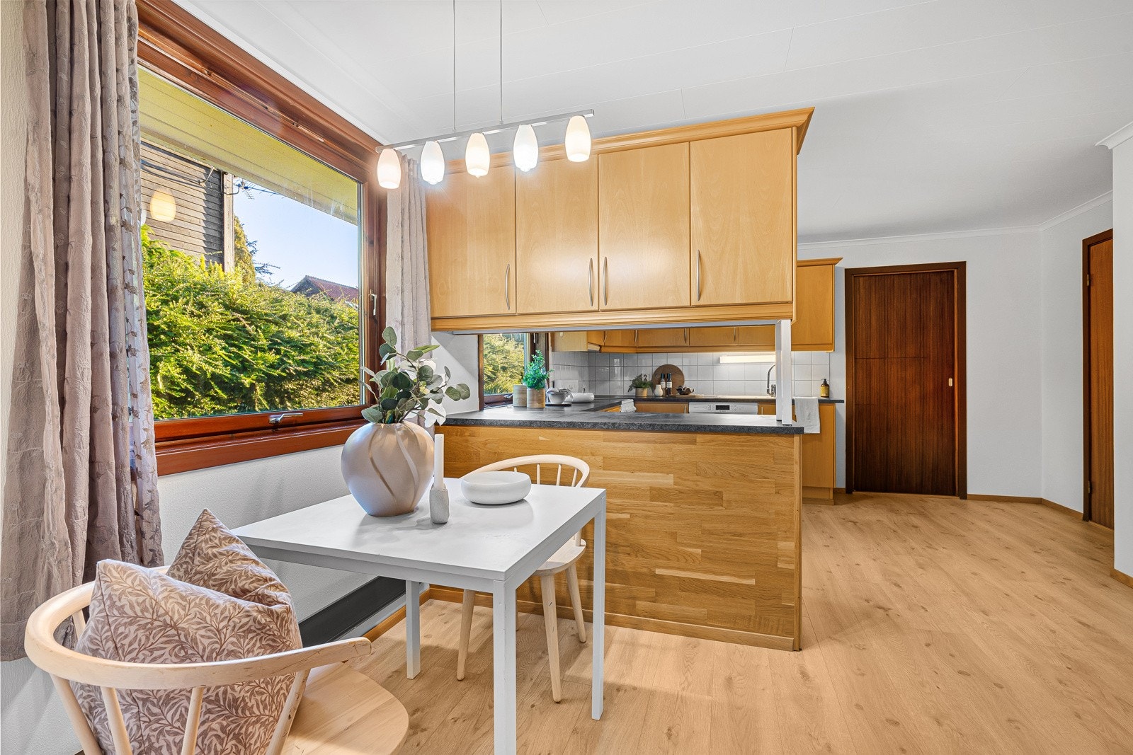 Lyst og trivelig kjøkken med plass til frokostbord Galleribilde