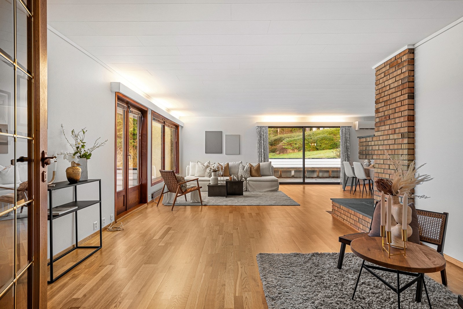 Store stuer vendt mot hage og terrasser Galleribilde