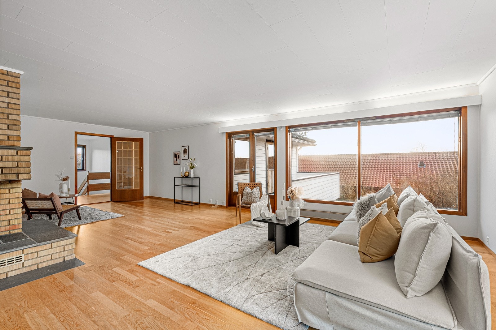 Store vindusflater gir rikelig med naturlig lys og utsikt mot hagen Galleribilde