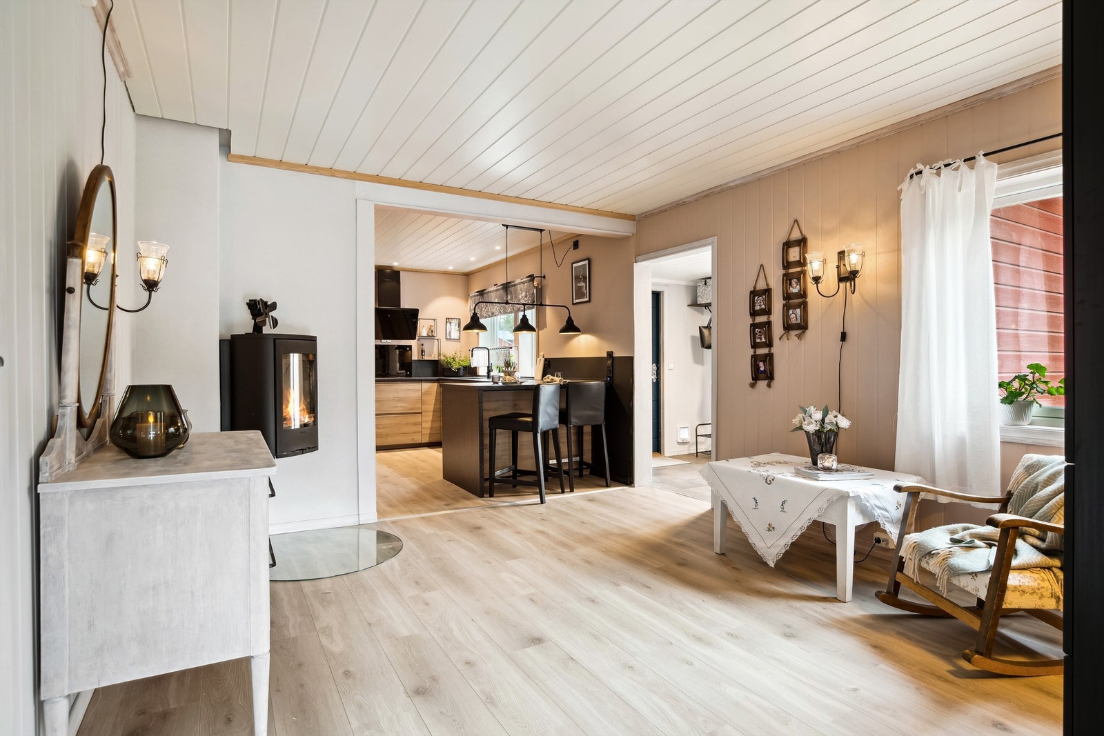 Stuen har oppvarming både via luft til luft varmepumpe og vedovn for en jevn og god atmosfære. Galleribilde