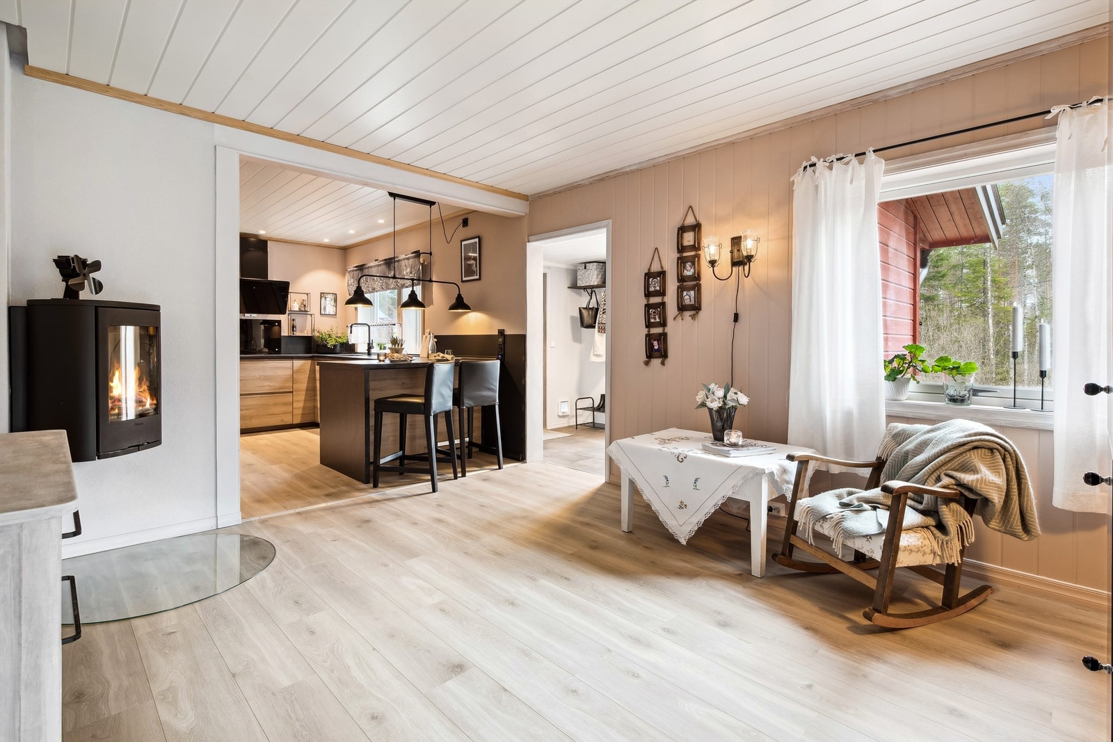Veggene er utført med en kombinasjon av tapet, MDF-plater og malte strier. Himlingen består av himlingsplater og MDF-staver. Galleribilde