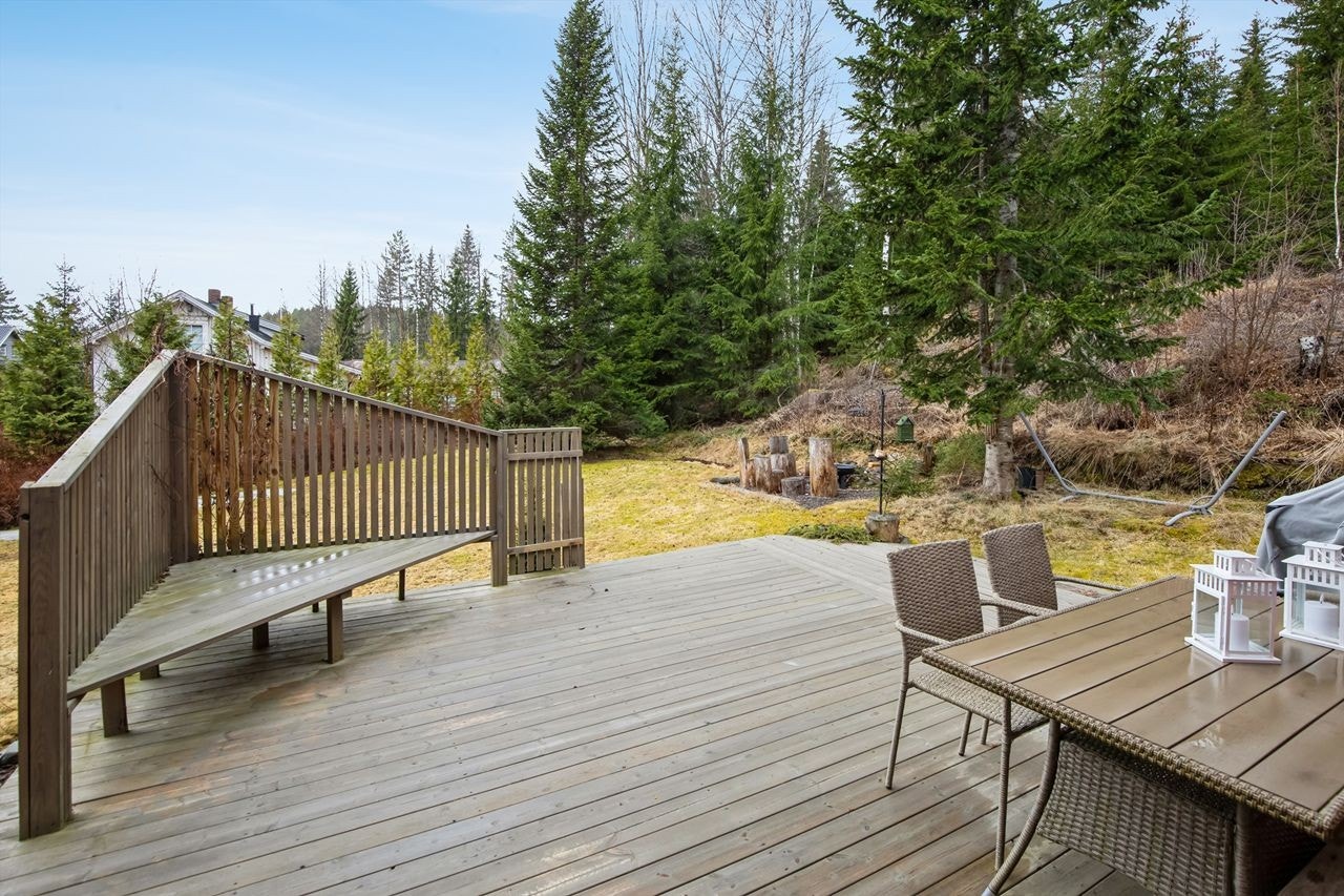 Det er flere hyggelige uteplasser både på terrasse og i hagen. Galleribilde