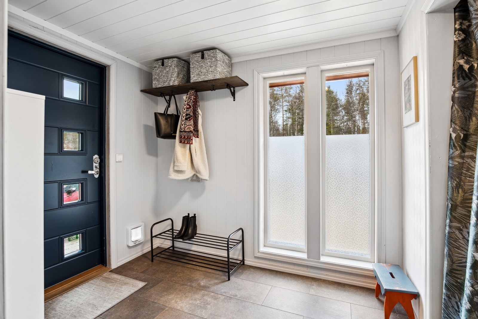 Romslig entré med god plass for oppbevaring til yttertøyet. Galleribilde