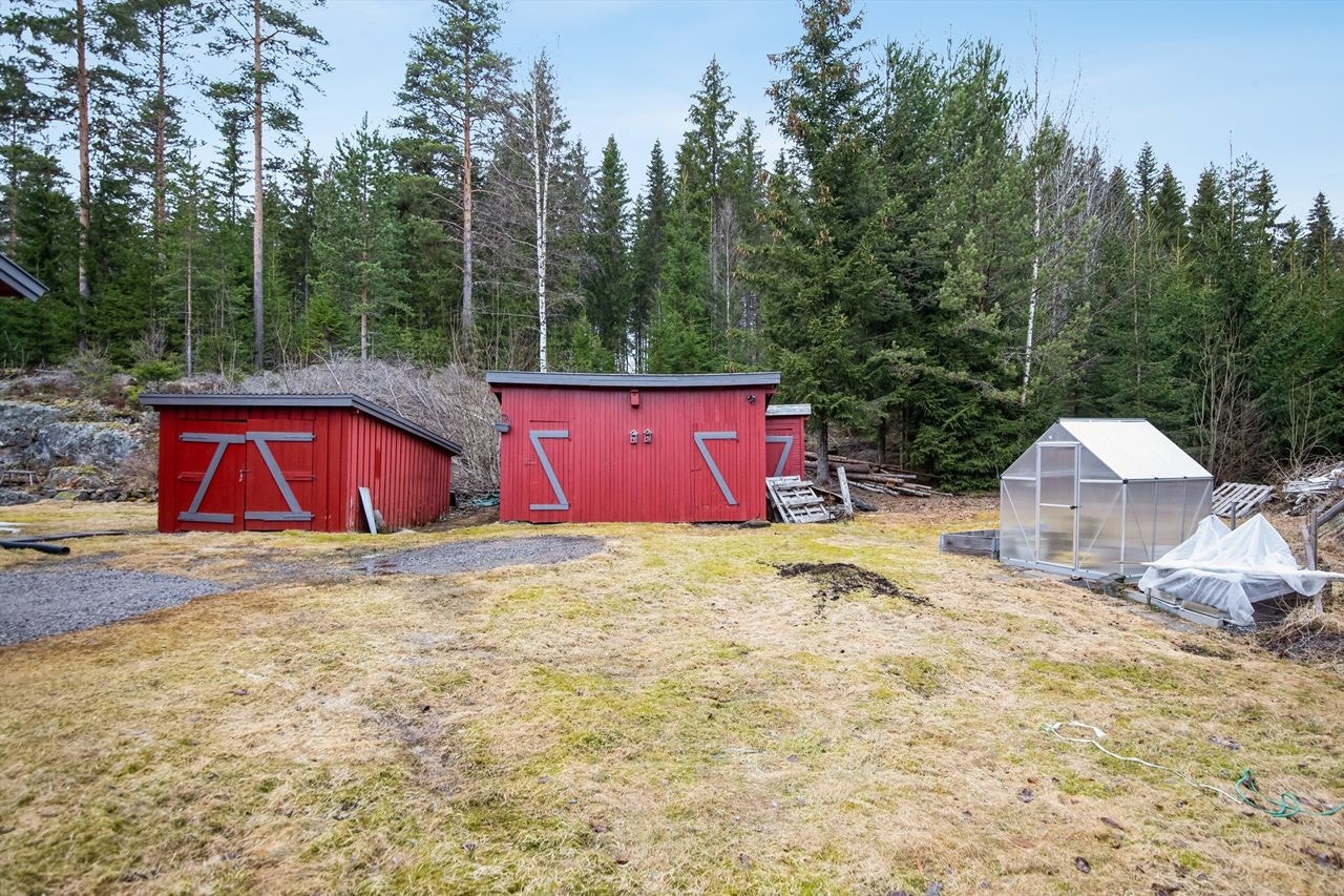 På eiendommen er det oppført både et eldre uthus og garasje. Galleribilde