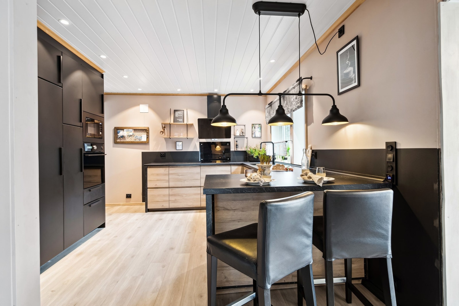 Moderne Kjøkken som er innredet med glatte fronter og en slitesterk benkeplate i laminat. Galleribilde