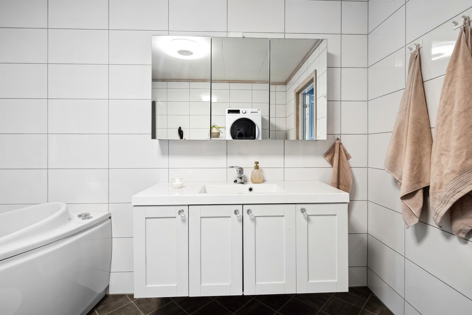 Badet/vaskerommet er stort og romslig, og ble renovert i 2010. Rommet har flislagte vegger og gulv. Galleribilde