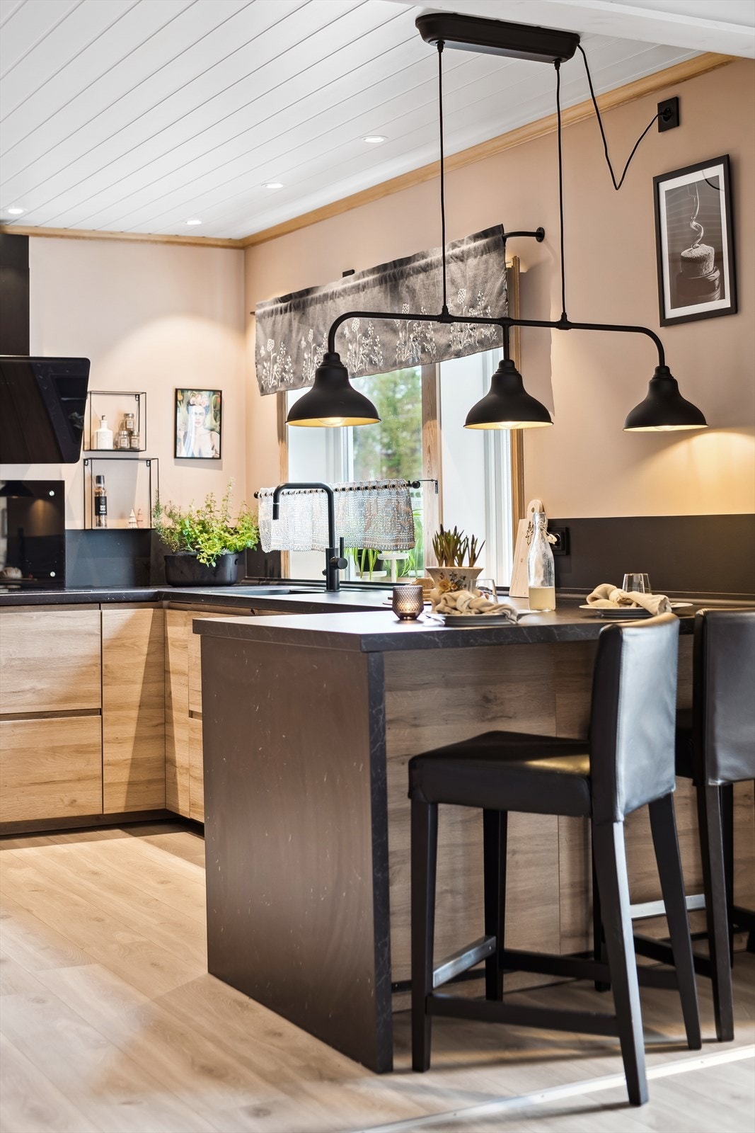Hyggelig innredet frokostplass Galleribilde
