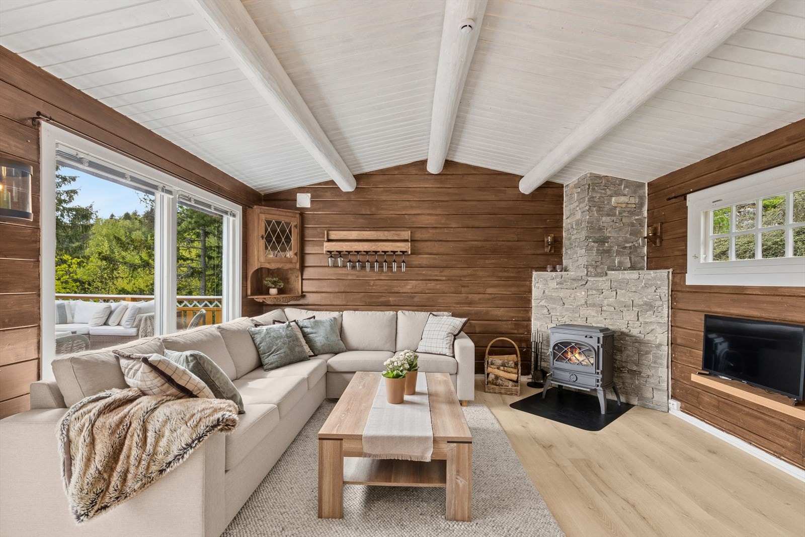 Koselig peisovn som gir god varme og hygge på kjøleigere dager. Galleribilde