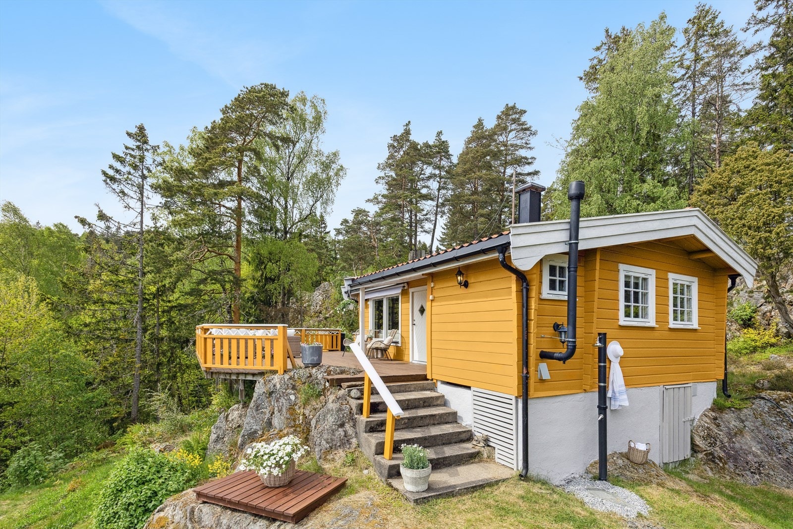 Fine uteplass og legg merke til utedusjen. Galleribilde