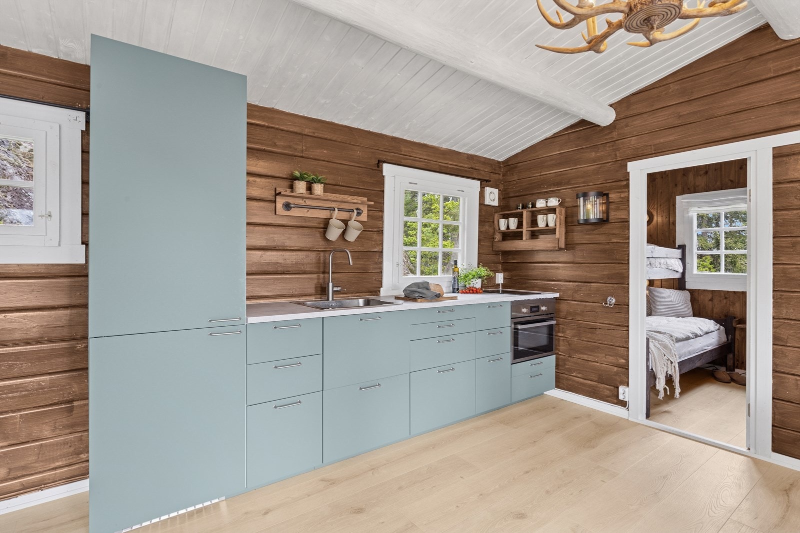 Pent kjøkken med integrerte hvitevarer. Galleribilde