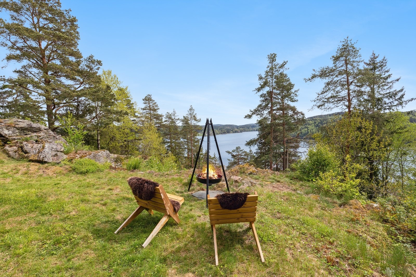 Tomten består av noe plen, samt noe naturtomt. Galleribilde