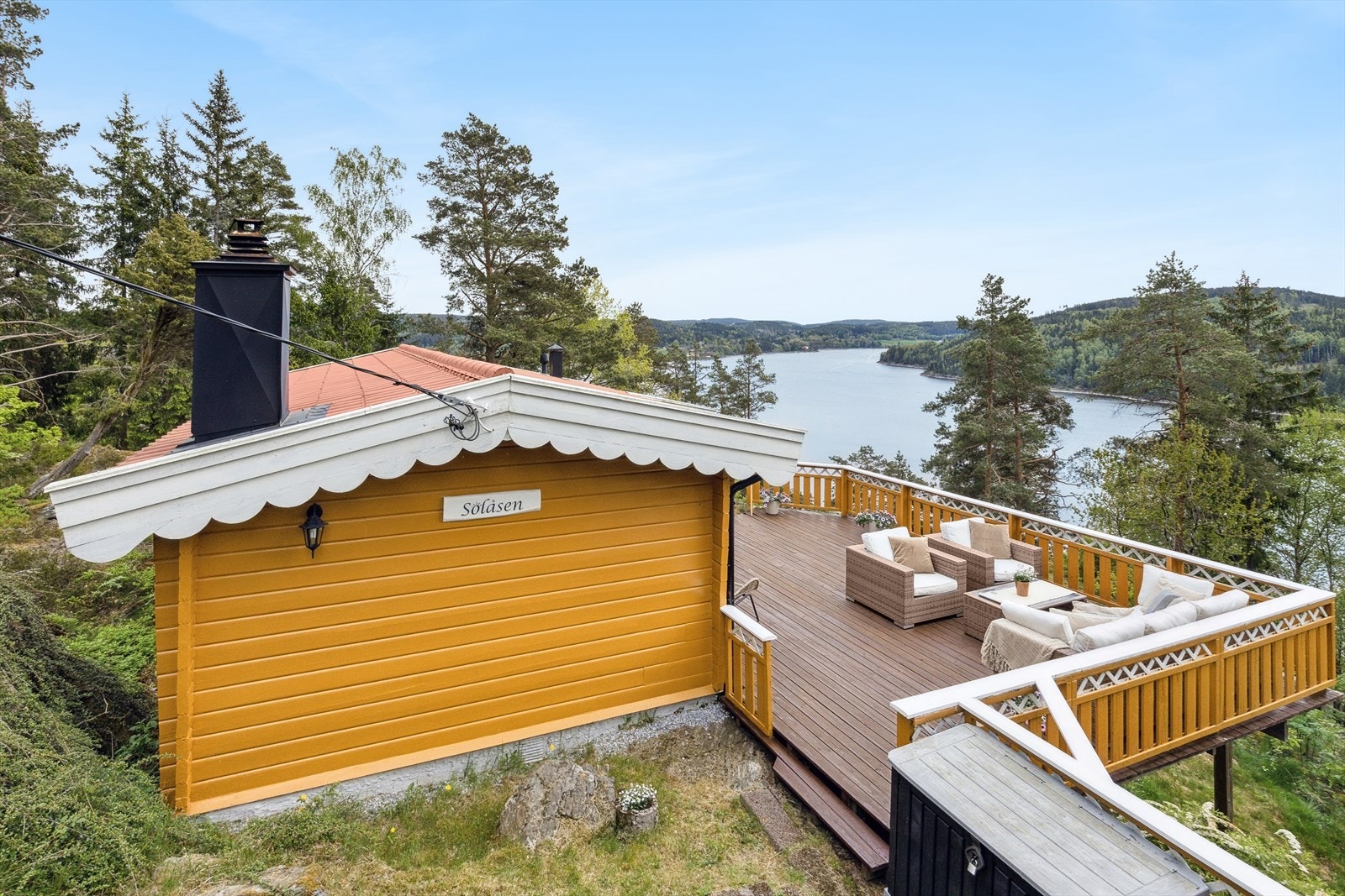 Stor og solrik terrasse med flott utsikt. Galleribilde