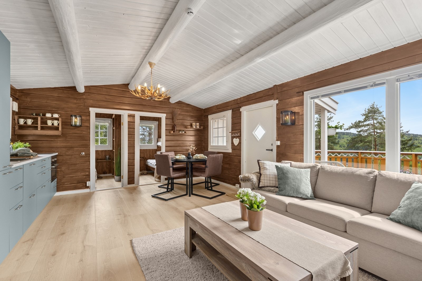 Åpen løsning mellom kjøkken og stue. Galleribilde