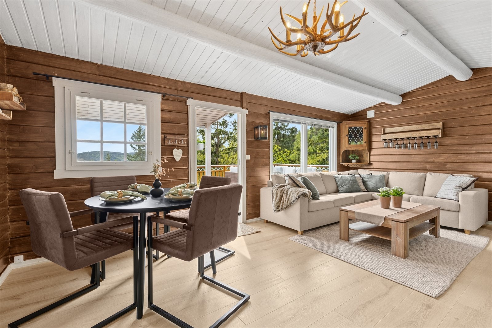 Det er plass til både sofagruppe og spisebord. Galleribilde