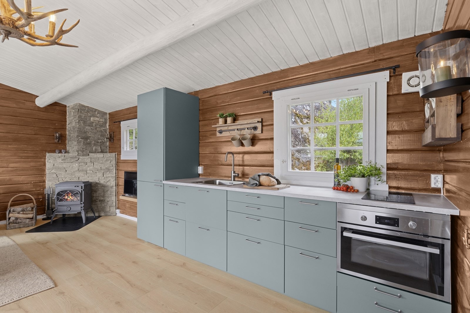 Det er integrert kjøle- og fryseskap, platetopp og stekeovn. Galleribilde