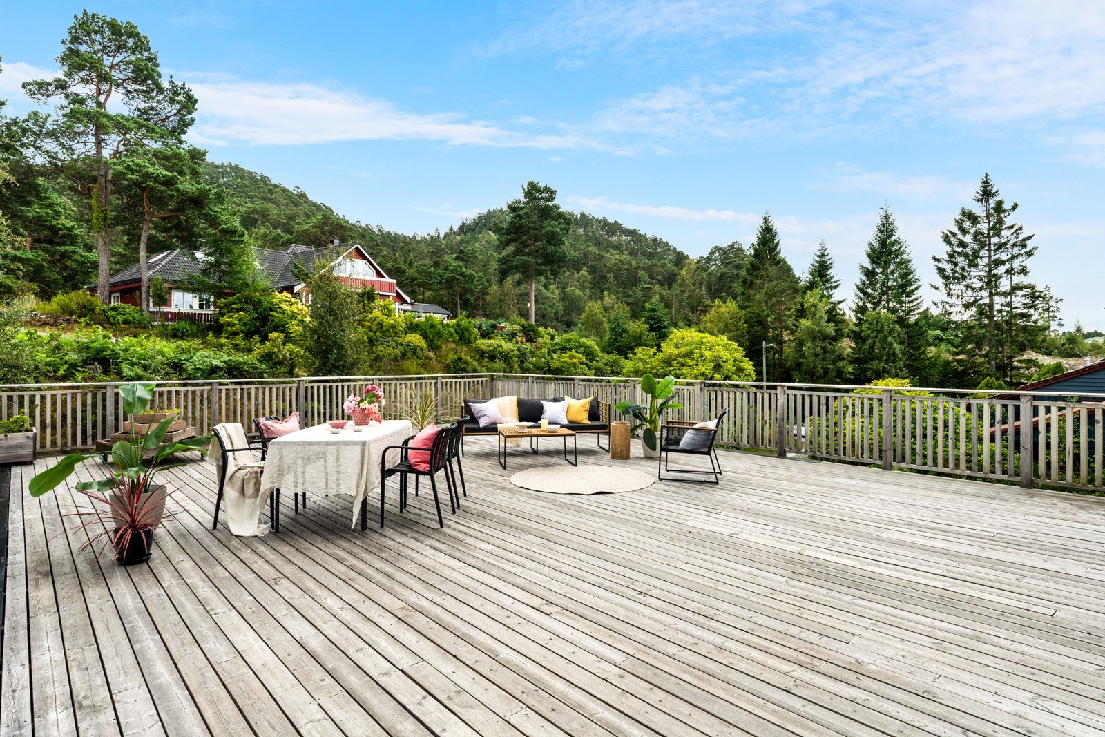 Fra kjøkkenet er det direkte adkomst til en terrasse på hele 161m2 som går rundt deler av boligen. Galleribilde