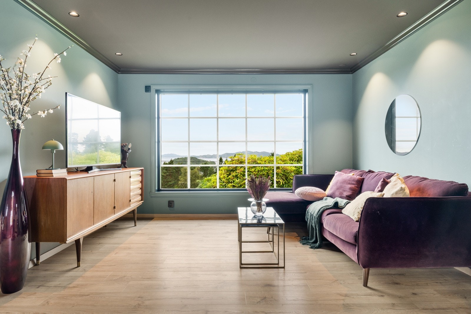 Nydelig utsikt fra de fleste rom i hele hovedetasjen! Galleribilde