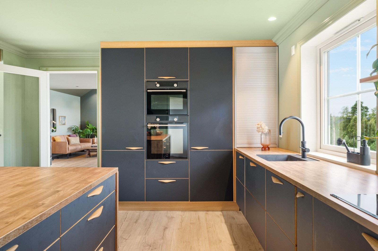 Kjøkkenet er utstyrt med kjøleskap, oppvaskmaskin og to komfyrer (en vanlig og en damp/kombi). Quooker som gir kokende vann rett fra springen! Galleribilde