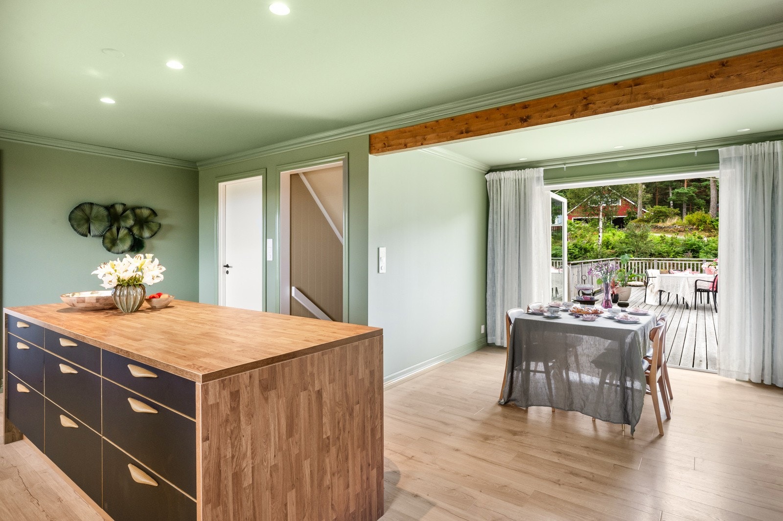 Stor kjøkkenøy med med laminert benkeplate og skuffer. Galleribilde